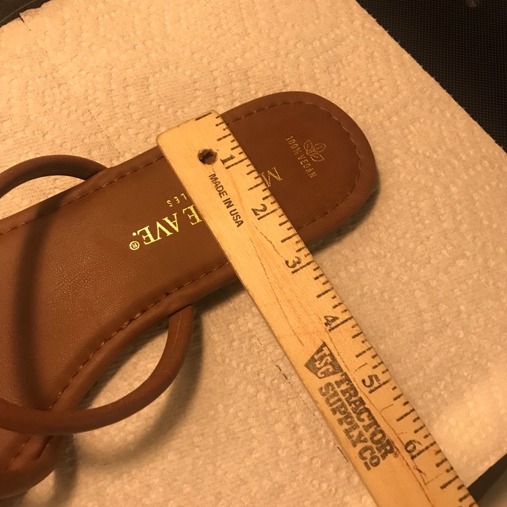 Melrose Ave sandal size 12 Brown Three Strap, 100% Vegan. Barely Worn Like New - Picture 8 of 8